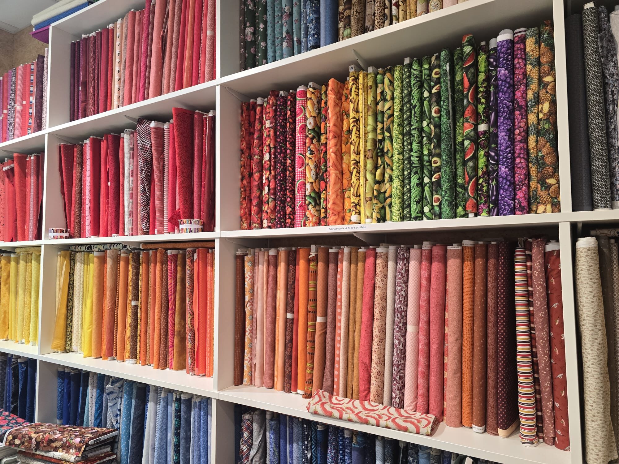 Bunte Patchworkstoffe im Regenbogen